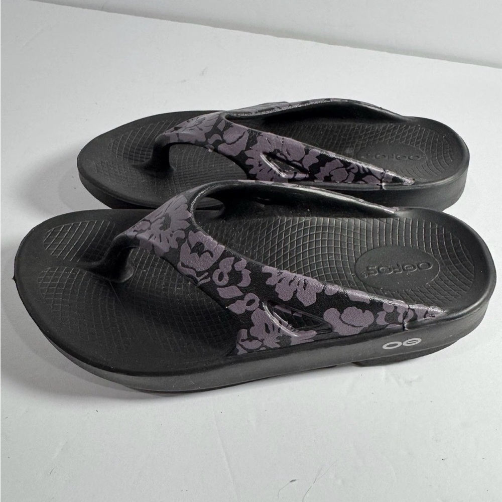 OOFOS Midnight Tropics Recovery Sandals (Women’s size 5)